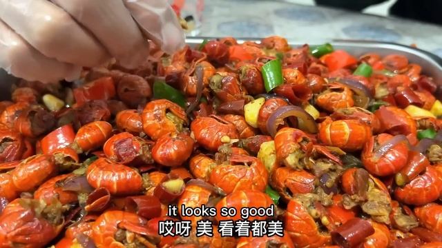 亮亮买一箱虾尾，丹丹做麻辣龙虾尾，配上小酒，太有夏天的感觉了【胖手手丹丹】