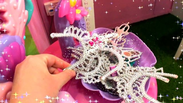 Funny Stacy like princess Elsa playing in the magic house смотреть онлайн