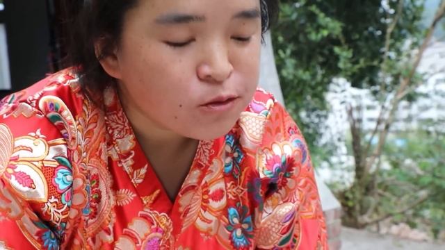 苗大姐半只羊烧烤吃，手抓起啃实在太猛，男人看了都说养不起 смотреть онлайн
