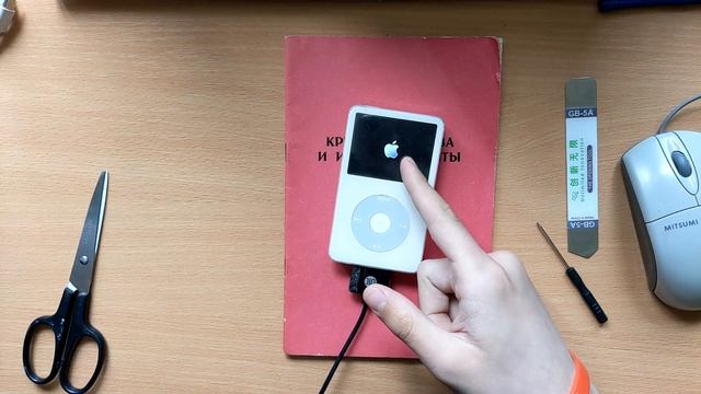 Как айподить 2: жёсткое на жидкое / Замена памяти на iPod смотреть онлайн