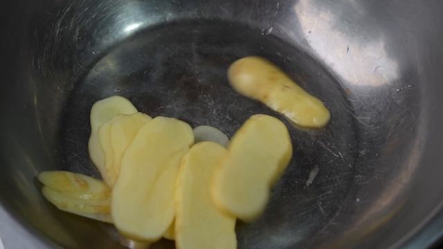 带着家人在山里生活，和姐姐一起做贵州特色美食，收到了来自加拿大阿姨的特别惊喜，一桁抱着礼物开心得合不拢嘴