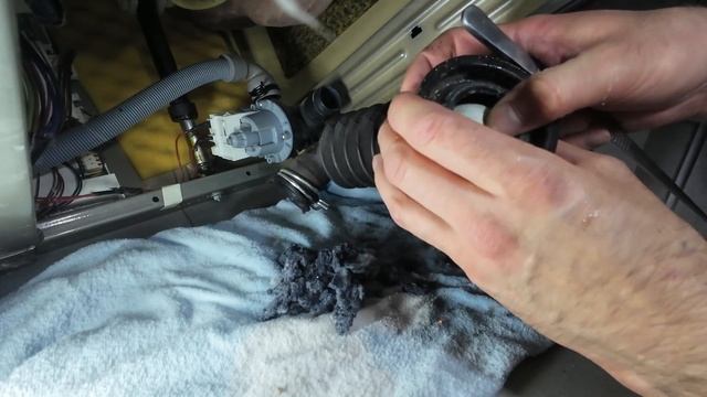 Ремонт стиральной машинки ARISTON AQUALTIS. Не сливает воду. #ремонтстиральныхмашин #ariston