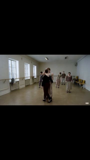 Голубь сидел на ветке, размышляя о бытии#shorts смотреть онлайн