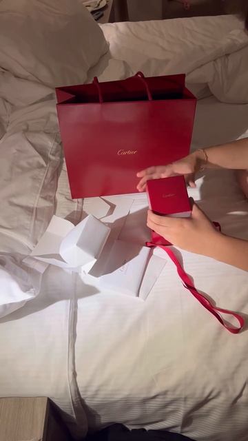 Распаковка подарка от мужа 🥹🫣 #cartier #картье #распаковка #подарок смотреть онлайн