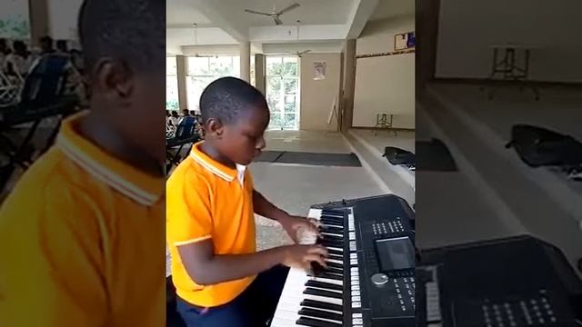 A YOUNG BOY AT AGE 5 PLAY ORGAN смотреть онлайн