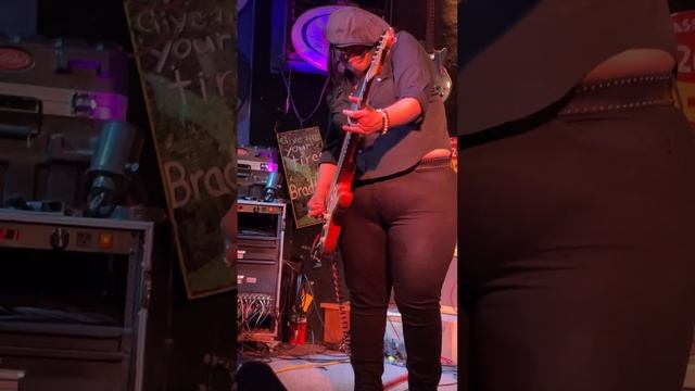 Laura Chavez Killer solo at the Vanessa Collier show смотреть онлайн