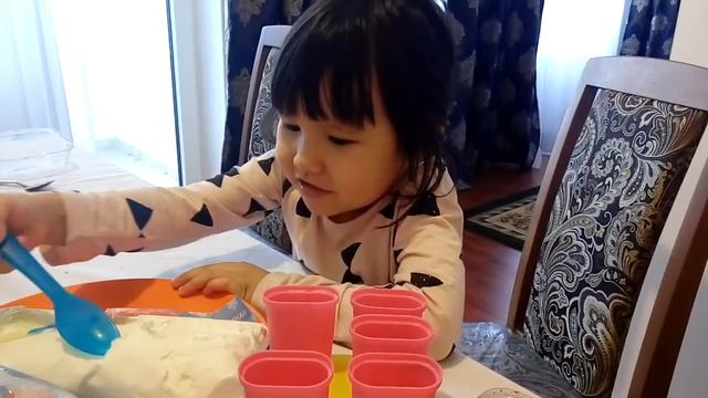 Делаем мороженое...Ясмин забывает положить его в формочки) смотреть онлайн