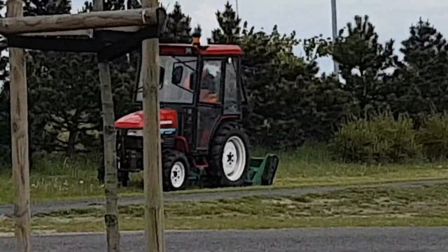 Traktor kosi trawę w parku. смотреть онлайн