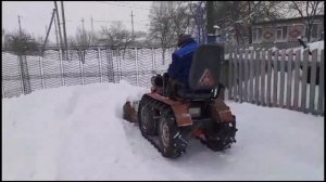Самодельный гусеничный мини трактор с отвалом чистит снег 2024