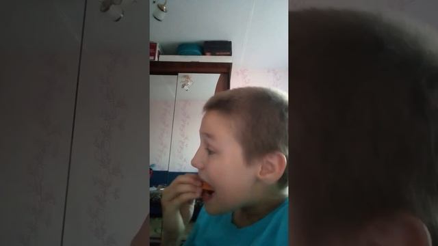 Челендж с есьть пачку чипсов самых острых не запив молоком смотреть онлайн
