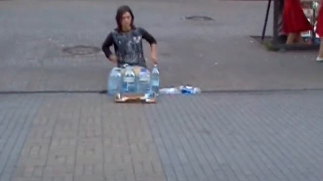 Парень играет на бутылках смотреть онлайн