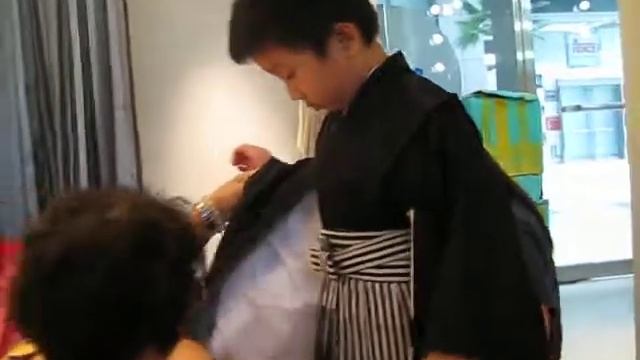 Ks getting dressed in his black kimono, 6 Nov 2010 смотреть онлайн