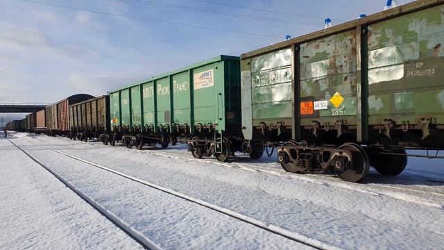 Тепловозы 1553 и 1533 с грузовым поездом отправляются со станции Нарва смотреть онлайн