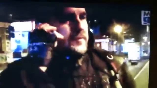 Беркут б'є ногами в голову протестувальника на Майдані смотреть онлайн