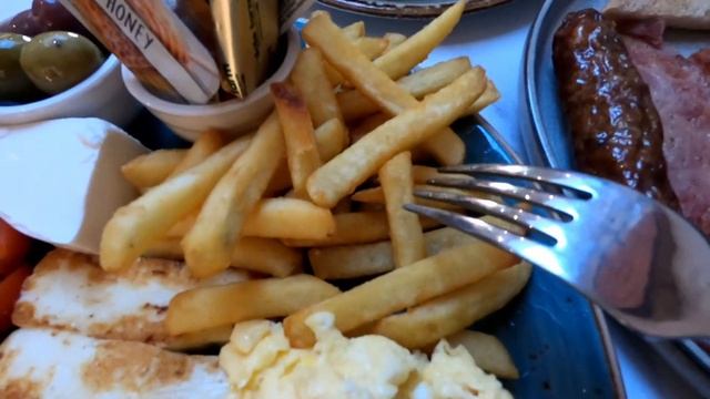 🇬🇧 Trying out halal English breakfast for first time (subtitles) UK смотреть онлайн