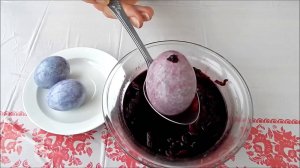 Как покрасить яйца без химии и красителей натуральным способом чаем каркаде.