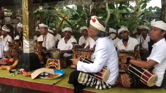 Pura Batukaru Ngayah Megambel sareng seka Gong Sambahan смотреть онлайн