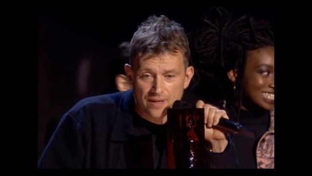 Damon Albarn makes 'drunken' anti Brexit rant on stage as Gorillaz win Best British Band смотреть онлайн
