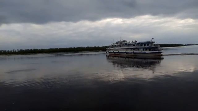 Прогулочный корабль Ремикс на набережной города Нижневартовска смотреть онлайн
