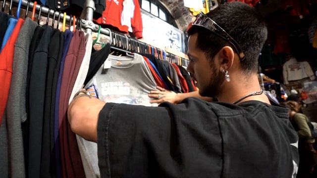 Visiting The BEST VINTAGE Store In London (Cheap & Insane finds!) смотреть онлайн