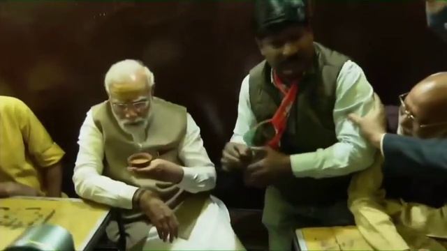 PM Modi stops by at a tea stall in Kashi смотреть онлайн