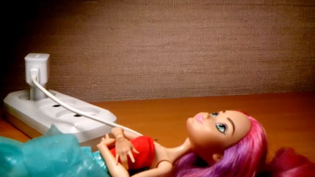 Клип "я знаю твой телефон"( Stop Motion Ever After High и Monster High) смотреть онлайн