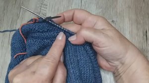 ИЗБАВЛЯЕМСЯ ОТ ДЫРОЧЕК в области подреза путём провязывания двух петель вместе. вязание спицами