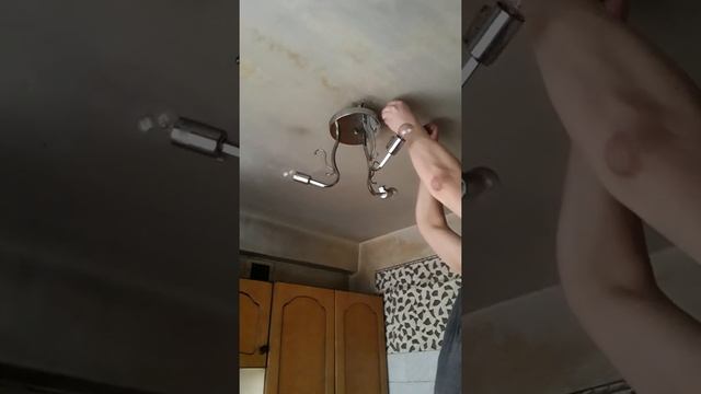 Замена скрутки на клеммную колодку в люстре кухни. смотреть онлайн