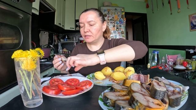 Скумбрия и селедка копченая, мойва пряного посола ( рецепт в описании), вареная картошка. Мукбанг смотреть онлайн