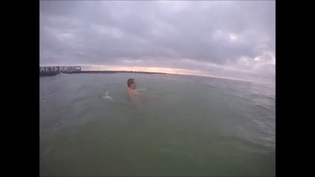 Серега в образе доктора Хауса бросается в Черное море смотреть онлайн