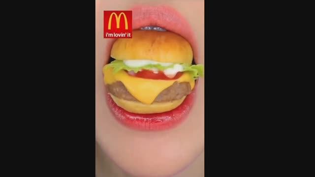 ЖУЁТ МИНИ ГАМБУРГЕР 🍔 🍟 / смотреть онлайн