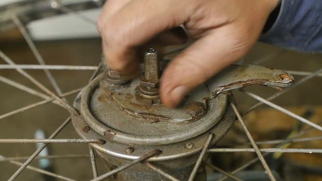 Installing another Sturmey Archer wheel in my vintage Gazelle roadster смотреть онлайн