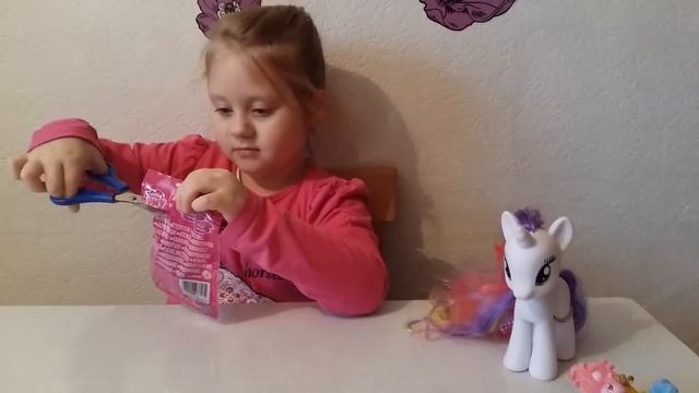 Ванесса открывает игрушки в пакетиках смотреть онлайн