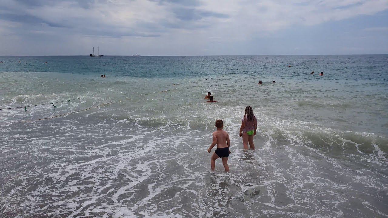 Сочи Лазаревское сильный шторм но люди купаются на пустом пляже, всем очень весело