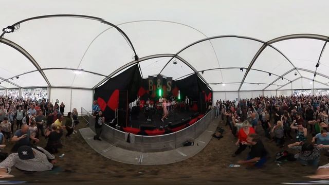 360 Video of Little Violet playing at the Beats and Swings tent at Victorious Festival смотреть онлайн