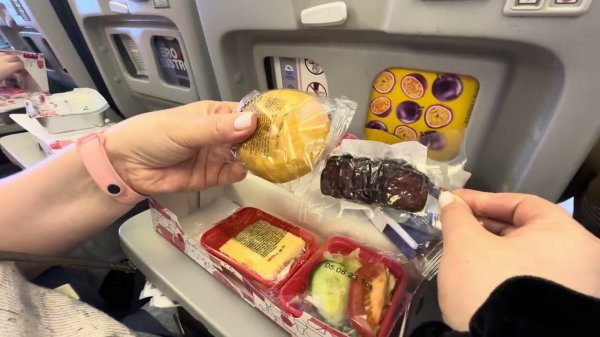Чем кормит в самолете авиакомпания Azur Air