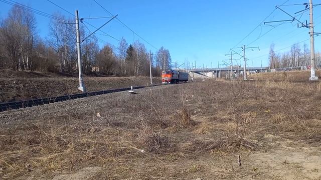 2М62У-0335. Идёт с грязнющим вагоном рабочего поезда. Тифон. Петрозаводск. Тащится в Лодейное поле смотреть онлайн
