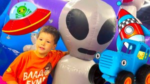 Синий трактор потерялся Брозаврики играют на детской площадке в Прятки