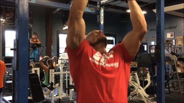 Chin Ups Vs. Pull Ups | Tiger Fitness смотреть онлайн