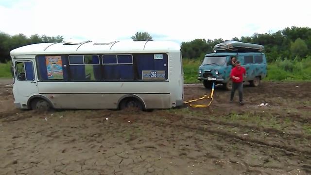Вытаскиваем застрявший Пазик. смотреть онлайн