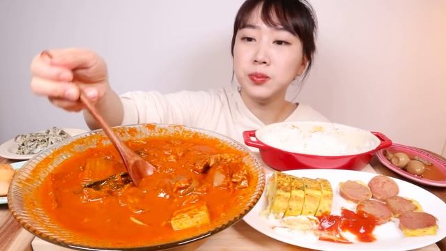 잘봐~언니 집밥 먹방이야🤭 매운돼지김치찌개 밥많이🍚 계란말이, 소세지부침,메추리알 한식 SPICY PORK KIMCHI STEW, RICE MUKBANG смотреть онлайн