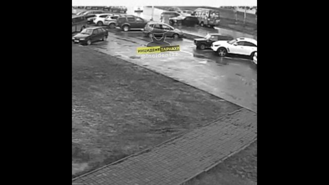 Момент аварии в Барнауле, где столб повис на Павловском тракте смотреть онлайн