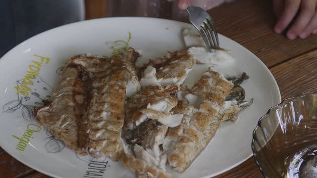 "И РЫБА И МЯСО" Судак по Астрахански. смотреть онлайн