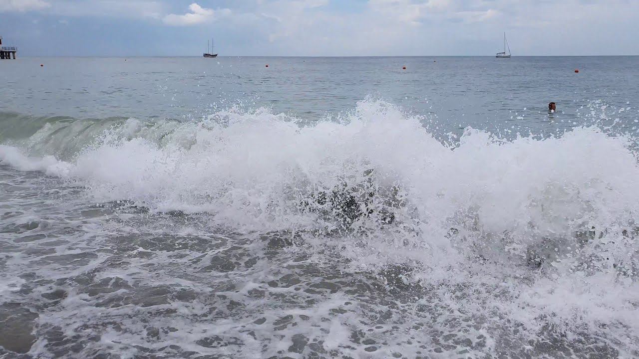 Сочи Лазаревское 9.07.2019 дождь, сильный шторм и пустой пляж в 11 часов дня