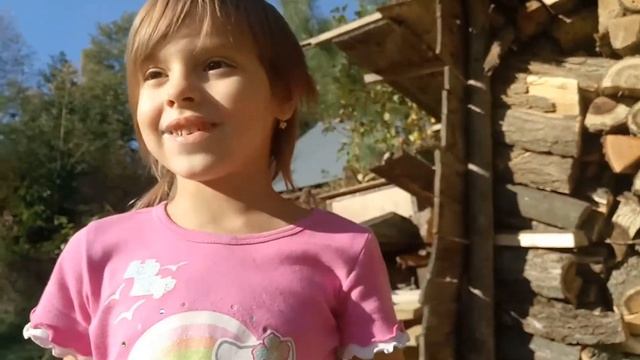 Девочка и божьи коровки. Girl and ladybirds. смотреть онлайн