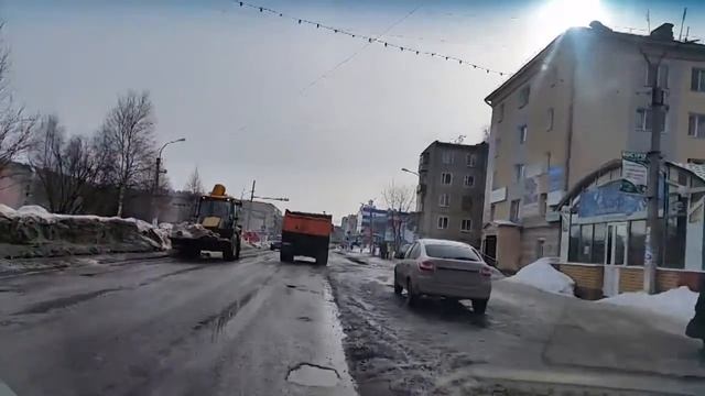 Убирают снег из водоотводов, ломают ограду Соликамск смотреть онлайн