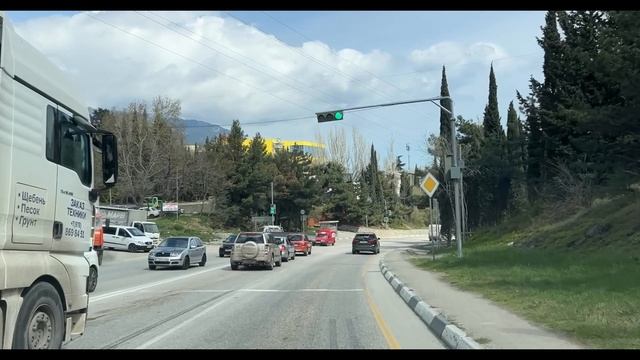 Ялта. По обводной (ЮБШ), от «Конфетти» до поворота на Мисхорскую ул. 09.04.25. Крым. Crimea. Yalta. смотреть онлайн