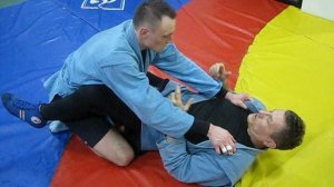 2017 год. Узел плеча из положения в защите ногами на спине.