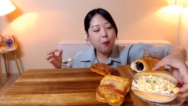 좋아하는 것만 모아모아 🥨🍕 매콤아삭고로케 계란샐러드빵 머스터드소세지빵 초코소라빵 Korean Bread chocolate Mukbang смотреть онлайн