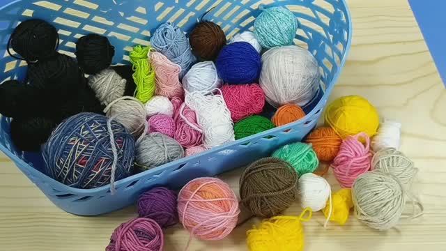 Вяжу из остатков пряжи. Вязаные игрушки. Серия 1 смотреть онлайн